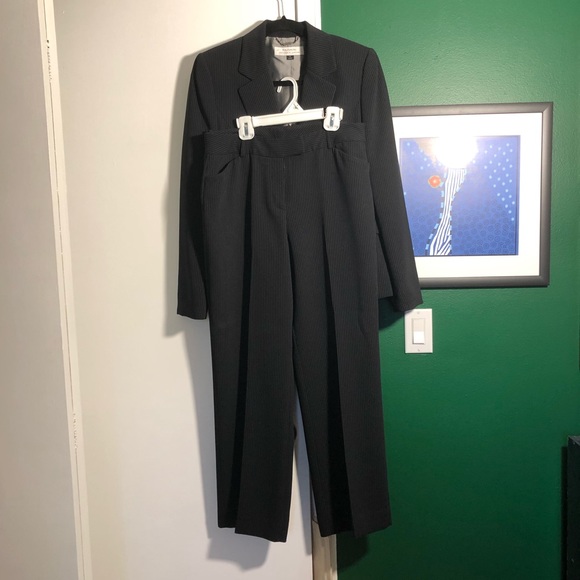 Tahari two piece suit - pinstripe navy blue - size 10 - Picture 3 of 7